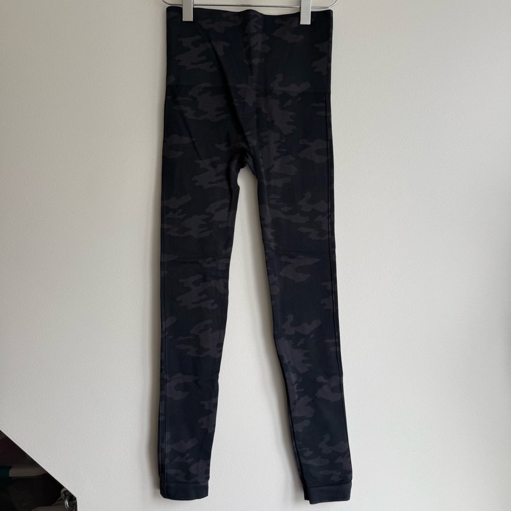 SPANX Look at Me Now Seamless Cropped Legging Size Small - Picture 6 of 9